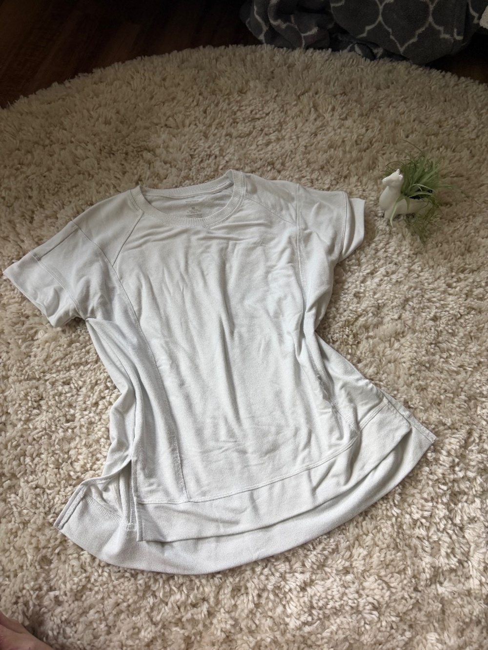 White Sonoma comfy split bottom women’s comfy short sleeve workout top. Size med